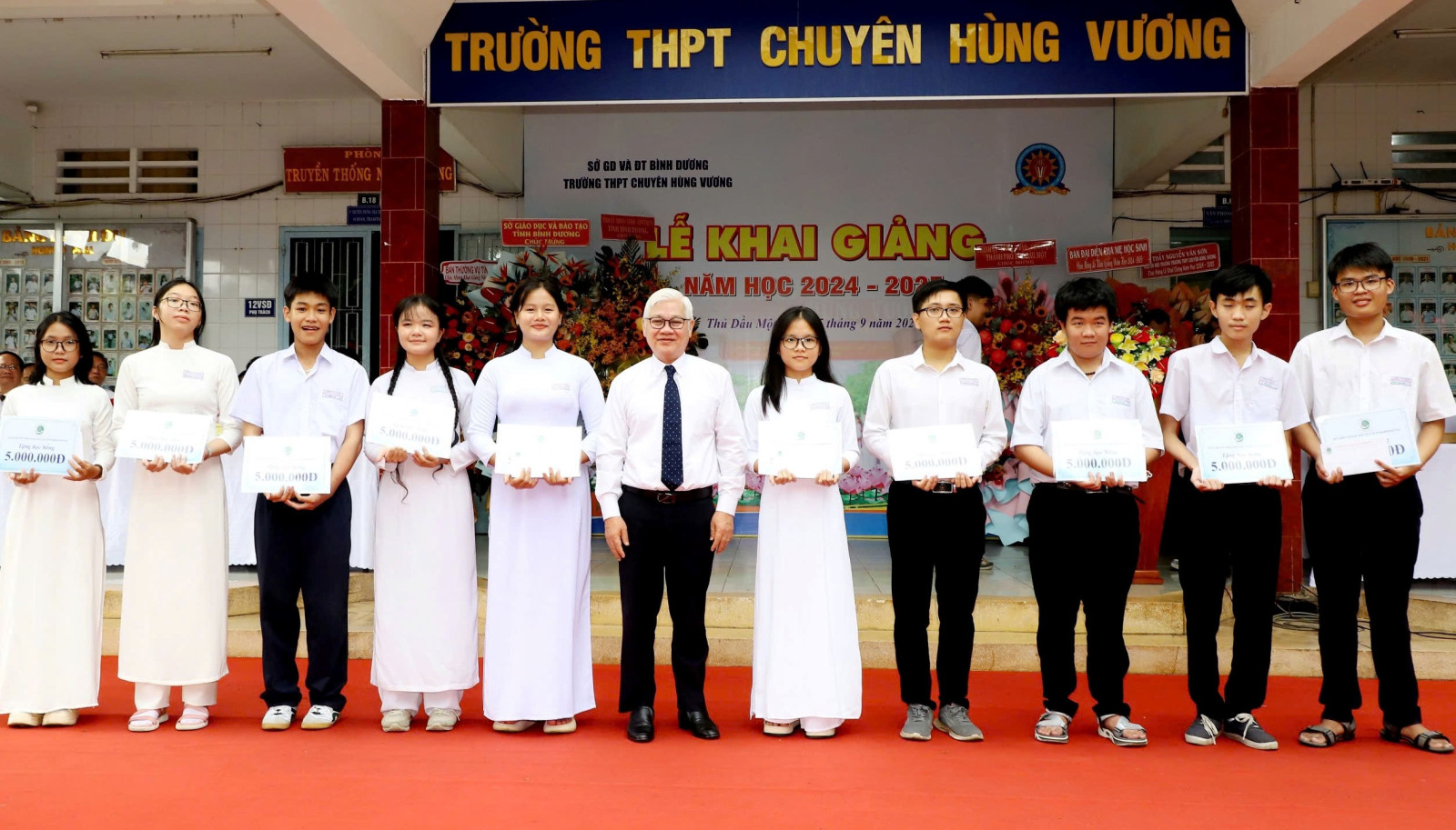 7,8-Bí thư Tỉnh ủy Nguyễn Văn Lợi trao học bổng “Tiếp sức đến trường” cho các em học sinh vượt khó học giỏi (Ảnh: Quốc Chiến).